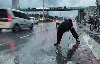 Tıkanan mazgalları elleriyle açtı