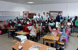 Tıp Fakültesi öğrencilerinden köy okulunda anlamlı...