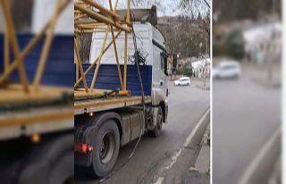 Tır elektrik tellerini kopardı, tehlikeye davetiye...