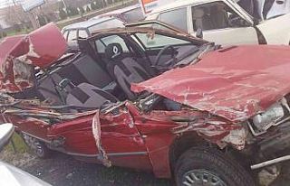 Tıra arkadan çarpan otomobil hurdaya döndü: 2...