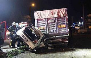 Tırın altına giren otomobil kağıt gibi ezildi:...