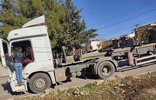 Tırın çarptığı anne ve bebeği yaralandı