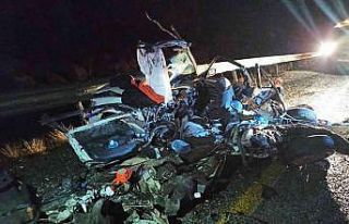 Tırın çarptığı otomobil hurdaya döndü: 1 ölü,...
