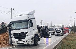 Tırın dorsesi devrildi, çevreyolu trafiğe kapatıldı