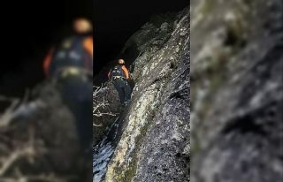 Tırmandığı kayanın üstünde mahsur kalan kişi...