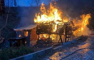 Tokat’ta 3 samanlık ile 1 ahır alevlere teslim...