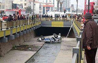 Tokat’ta trafik polisi aracı dereye uçtu: 1 yaralı