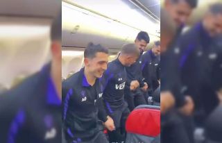 Trabzonsporlu futbolculardan uçakta horon ve kolbastı