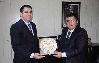 TÜBA-GEBİP ödülüne uzandı, plaketini Cumhurbaşkanı...