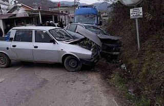 Türkeli’de iki otomobil çarpıştı: 2 yaralı