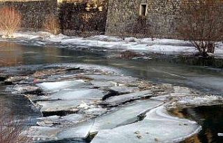 Türkiye’nin en hızlı akan nehri olan Çoruh buz...