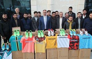 Turnuvaya katılacak olan sporculara malzeme desteği