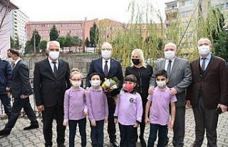 Tutulmaz “Kütüphanesiz Okul Kalmasın" projesinin...