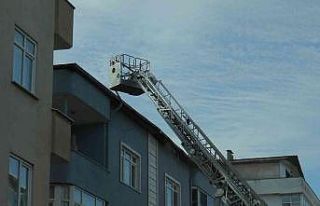 Tuzla’da binanın ahşap çatısı alev alev yandı