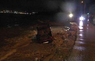 Tuzla’da denize uçan otomobili iple bağladı