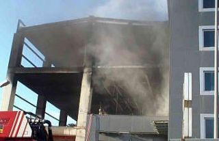 Tuzla’da fabrikanın deposu alev alev yandı