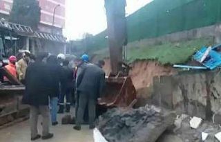 Tuzla’da istinat duvarı çöktü, işçi altında...