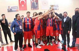 U14 Basketbol’da şampiyon Kolej Basketbol takımı...