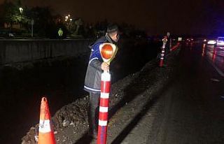 ’U’ dönüşü yapmak isteyen otomobil yol yapım...