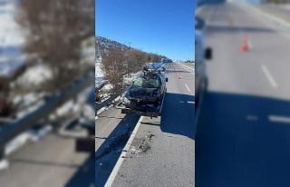Uçuruma düşen otomobil sürücüsü hayatını...