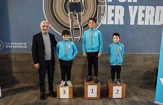 Ümraniye’de genç yüzücülerin şampiyonluk mücadelesi...