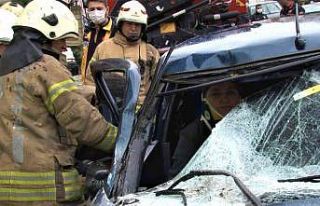 Ümraniye’de hatalı park kazası: Otomobil kamyonetin...