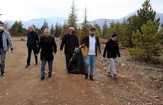 Üniversite öğrencileri atık topladı