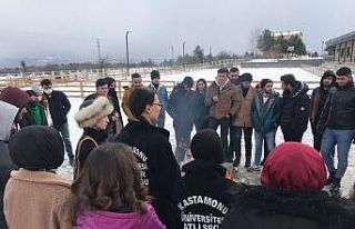 Üniversite öğrencileri kış etkinliğinde bir...