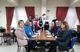 Üniversiteliler, derste yaptığı etli pilavı arkadaşlarına...