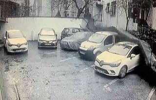 Üsküdar’da istinat duvarının araçların üzerine...
