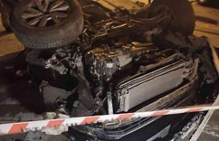 Üsküdar’da lüks araçla takla attı, hiçbir...