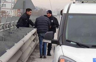 Üst geçide çıkan şahsı polis ekipleri ikna etti