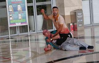 Ustasının boğazına bıçak dayayıp rehin alan...