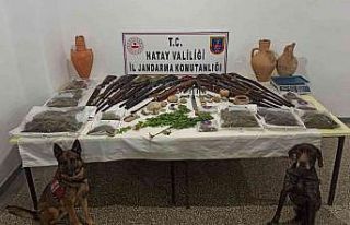 Uyuşturucu operasyonu yapılan evden tarihi eser...