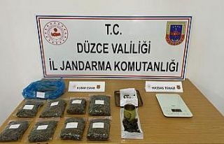 Uyuşturucu taciri paketlediği uyuşturucularla birlikte...