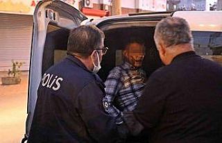 Uzman er kadın polisi sokak ortasında karnından...