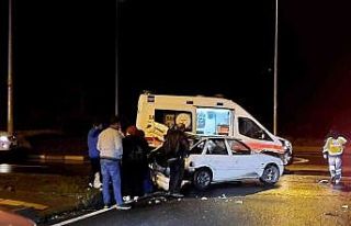 Vakadan dönen ambulans kaza yaptı