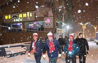 Vali Akbıyık, gece yarısı kar altında esnafı...