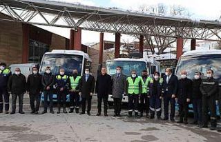 Vali Akbıyık şoförlük yapıp yolcuları ücretsiz...