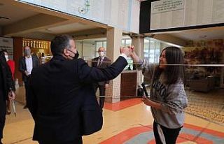 Vali Atay, öğrencilerle badminton oynadı