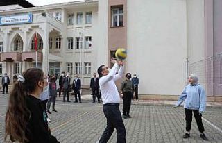 Vali Atay, öğrencilerle voleybol oynadı