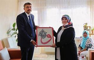 Vali Çelik, MS hastası kadını evinde ziyaret etti