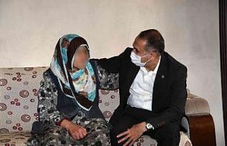 Vali Çuhadar, hasta ve engellileri evlerinde ziyaret...