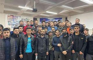 Vali dolmuş fiyatlarına tepki gösteren öğrencilerle...