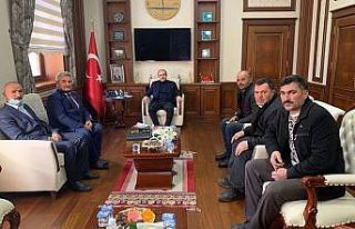 Vali Epcim’e muhtarlardan çift şerit yol teşekkürü