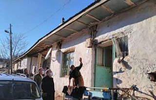 Vali Işık’tan evi hasar gören yaşlı kadına...