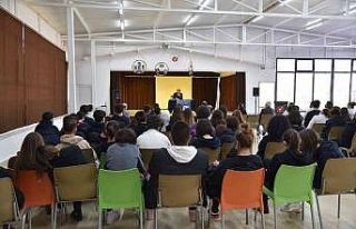 Vali Karadeniz öğrencilerle söyleşiye katıldı