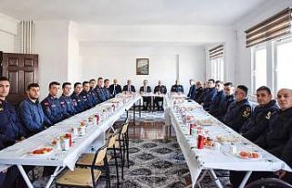 Vali Kızılkaya, askerlere verilen moral yemeğine...