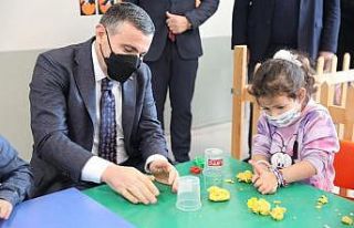 Vali oyun hamuru ile çocuklara şekil yaptı