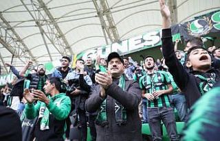 Vali tribünde taraftarla maç izledi, ortaya renkli...